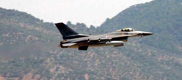 A Turkish Air Force F-16 fighter jet - Sputnik Việt Nam