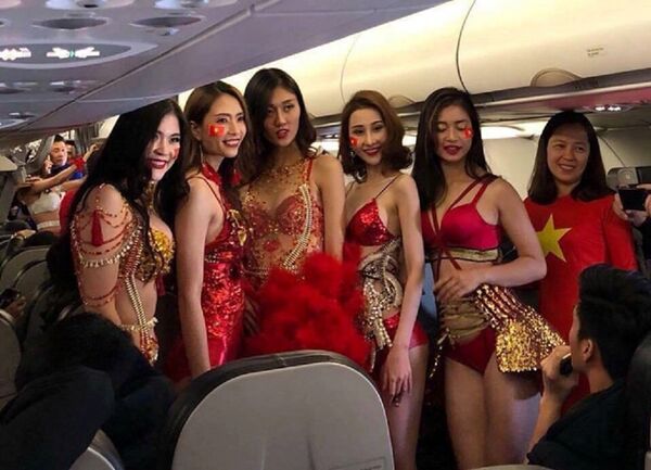 Phản cảm khi Vietjet đưa người mẫu bikini lên máy bay chở U23 VN - Sputnik Việt Nam
