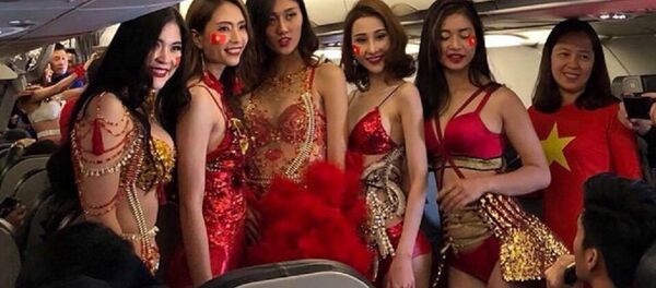 Phản cảm khi Vietjet đưa người mẫu bikini lên máy bay chở U23 VN - Sputnik Việt Nam