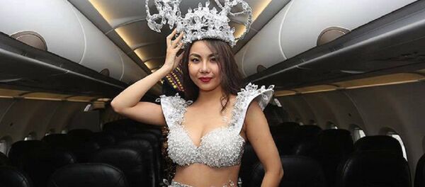 Hình ảnh các người mẫu ăn mặc thiếu vải trên chuyến bay trở các cầu thủ U23 Việt Nam ngày 28/1 - Sputnik Việt Nam