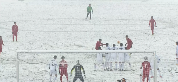 Thủ môn Tiến Dũng lên tận giữa sân xem Quang Hải sút phạt. - Sputnik Việt Nam