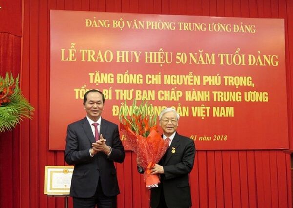 Chủ tịch nước Trần Đại Quang tặng hoa chúc mừng Tổng bí thư - Sputnik Việt Nam