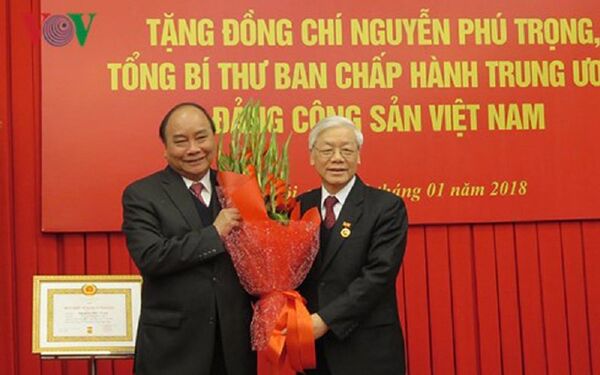 Thủ tướng Nguyễn Xuân Phúc tặng hoa chúc mừng Tổng Bí thư - Sputnik Việt Nam
