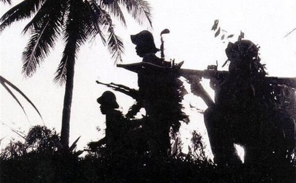 Bộ đội ta tiến công với súng AK và B41. - Sputnik Việt Nam