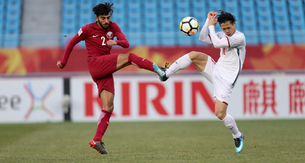 Công Phượng thường xuyên phải va chạm với đối thủ. - Sputnik Việt Nam