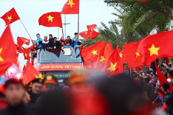 Ông Nguyễn Lân Trung (đeo thẻ), xuất hiện trên chiếc xe buýt diễu hành của U23 Việt Nam - Sputnik Việt Nam