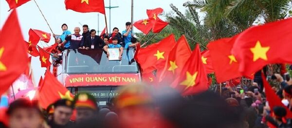 Ông Nguyễn Lân Trung (đeo thẻ), xuất hiện trên chiếc xe buýt diễu hành của U23 Việt Nam - Sputnik Việt Nam