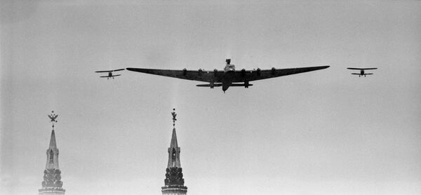 Máy bay tuyên truyền cổ động ANT-20 Maxim Gorky  - Sputnik Việt Nam