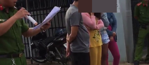 Công an thị trấn Dương Đông công khai danh tính người mua bán dâm giữa phố (Ảnh cắt ra từ clip) - Sputnik Việt Nam