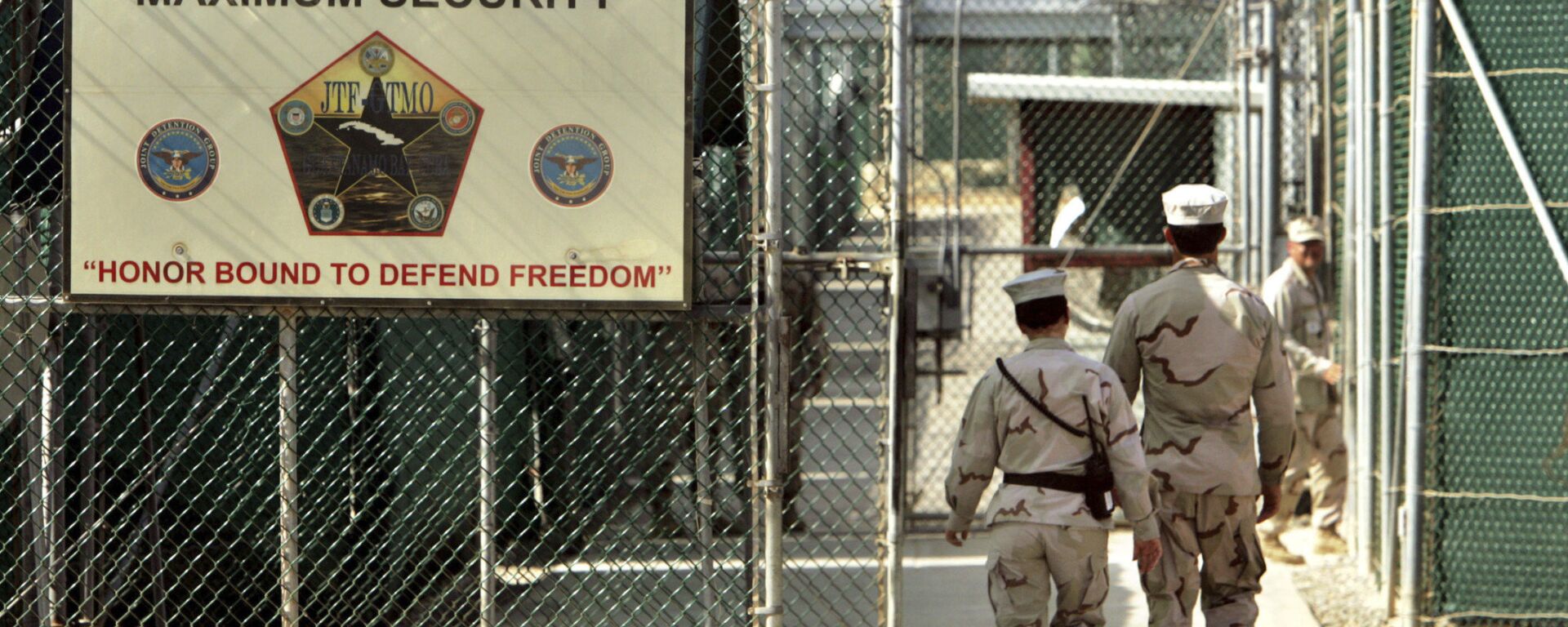 US military guards walk within Camp Delta military-run prison, at the Guantanamo Bay US Naval Base, Cuba. - Sputnik Việt Nam, 1920, 31.01.2018