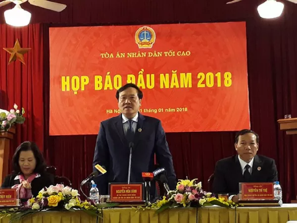 Chánh án Nguyễn Hòa Bình phát biểu tại buổi họp báo