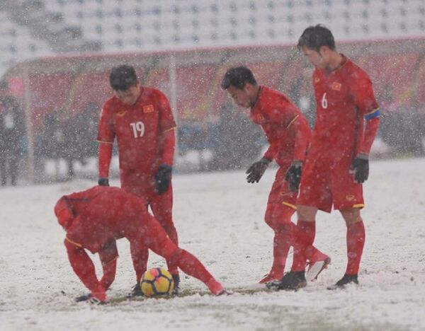 Hình ảnh đầy ý nghĩa nhân văn: Văn Thanh và Xuân Trường gạt tuyết cho Quang Hải đá phạt - Sputnik Việt Nam