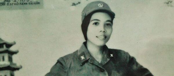Tấm hình tư liệu chụp cô Nhung ngày 30/4/1975 khi cô là biệt động thành dẫn đại quân vào nội đô. - Sputnik Việt Nam