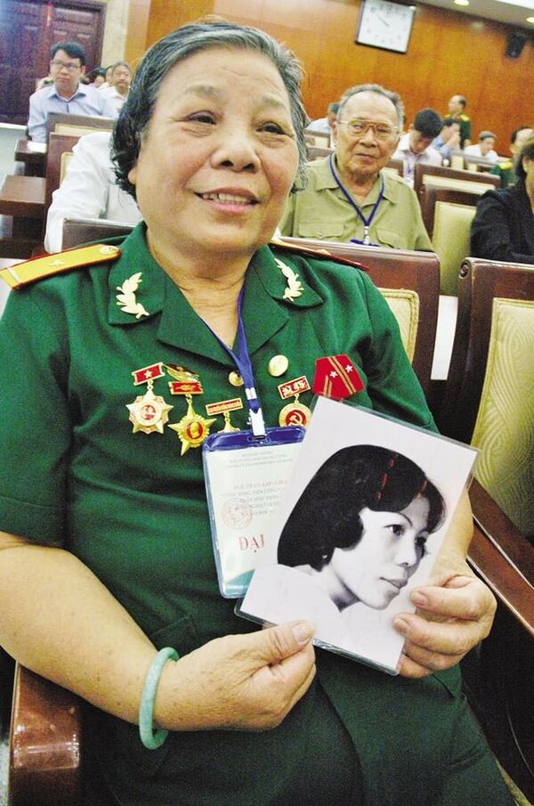 Cô Nhung và tấm ảnh chụp 4 tháng trước chiến dịch Mậu Thân 1968. - Sputnik Việt Nam