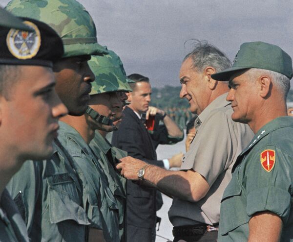 Tổng thống Mỹ Lyndon B. Johnson và tướng William Westmoreland có mặt tại Việt Nam ngày 25/12/1967 - Sputnik Việt Nam