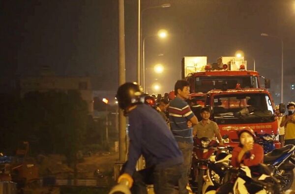 Lực lượng chức năng triển khai tìm kiến nạn nhân trong đêm - Sputnik Việt Nam