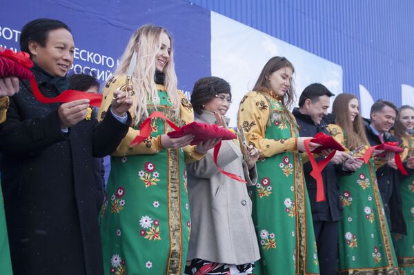 Thống đốc tỉnh Moskva Andrei Vorobyov, người đứng đầu Tập đoàn TH True Milk Thái Hương, Đại sứ Việt Nam tại Liên bang Nga Ngô Đức Mạnh tại lễ khai trương tổ hợp chăn nuôi bò sữa do TH True Milk xây dựng ở quận Volokolamsky, Moskva. - Sputnik Việt Nam