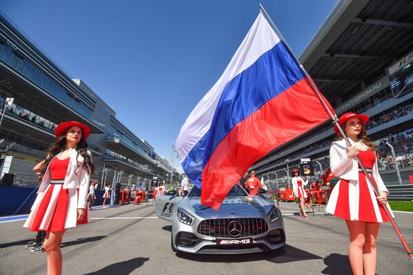 Hoạt náo viên Grid girls trước vạch xuất phát cuộc đua Grand Prix Formula-1, đường đua Sochi, giai đoạn Nga - Sputnik Việt Nam