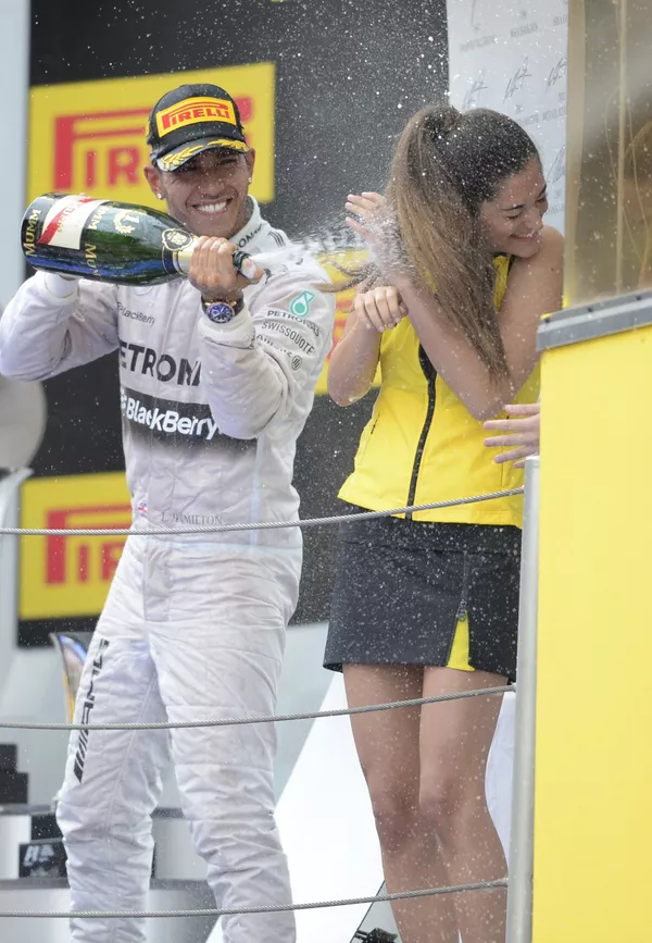 Tay đua người Anh Lewis Hamilton đổ champagne lên Grid girls sau giải Grand Prix Tây Ban Nha ở Barcelona Tay đua người Anh Lewis Hamilton đổ champagne lên Grid girls sau giải Grand Prix Tây Ban Nha ở Barcelona - Sputnik Việt Nam