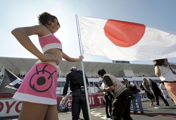 Grid girls với quốc kỳ trong tay tại Grand Prix Formula-1 trên đường đua Suzuka, Nhật Bản - Sputnik Việt Nam