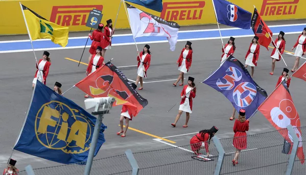 Hoạt náo viên Grid girls trước vạch xuất phát cuộc đua Grand Prix Formula-1, đường đua Sochi, giai đoạn Nga Hoạt náo viên Grid girls trước vạch xuất phát cuộc đua Grand Prix Formula-1, đường đua Sochi, giai đoạn Nga - Sputnik Việt Nam