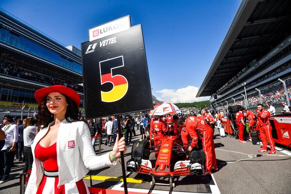Grid girls trước vạch xuất phát của các tay đua ở Grand Prix Formula- 1, giai đoạn Nga - Sputnik Việt Nam