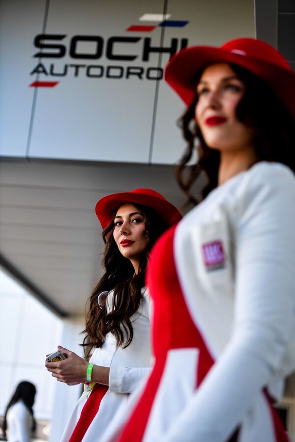 Grid girls trong giải Grand Prix Formula-1, giai đoạn Nga, đường đua Sochi - Sputnik Việt Nam