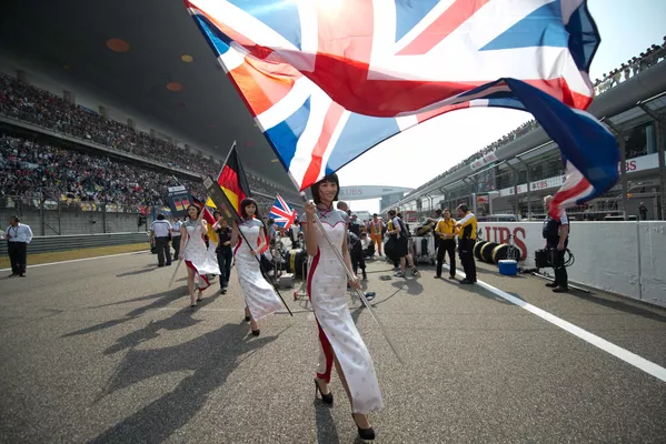 Grid girls cầm cờ trên đường đua giải Grand Prix Formula- 1 ở Thượng Hải Grid girls cầm cờ trên đường đua giải Grand Prix Formula- 1 ở Thượng Hải - Sputnik Việt Nam