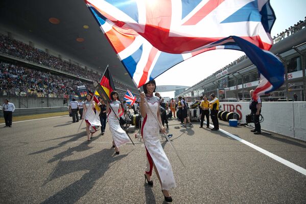 Grid girls cầm cờ trên đường đua giải Grand Prix Formula- 1 ở Thượng Hải - Sputnik Việt Nam