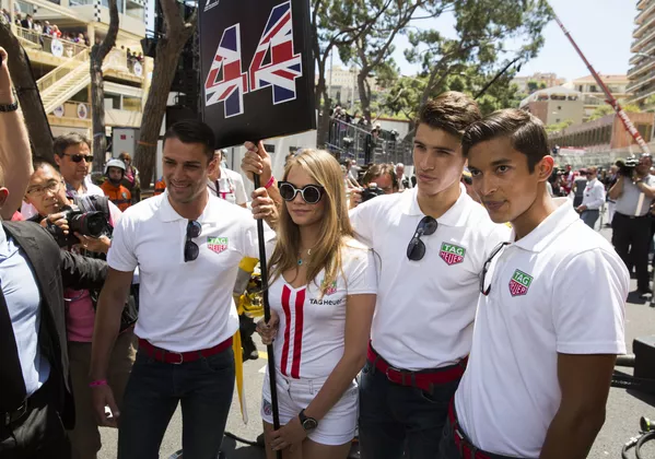 Người mẫu Cara Delevingne tạo dáng với Grid boys trên đường đua giải Grand Prix Monaco. Đây là lần thử nghiệm duy nhất khi những chàng trai thay thế công việc của các cô gái hoạt náo viên Grid girls. Người mẫu Cara Delevingne tạo dáng với Grid boys trên đường đua giải Grand Prix Monaco. Đây là lần thử nghiệm duy nhất khi những chàng trai thay thế công việc của các cô gái hoạt náo viên Grid girls. - Sputnik Việt Nam