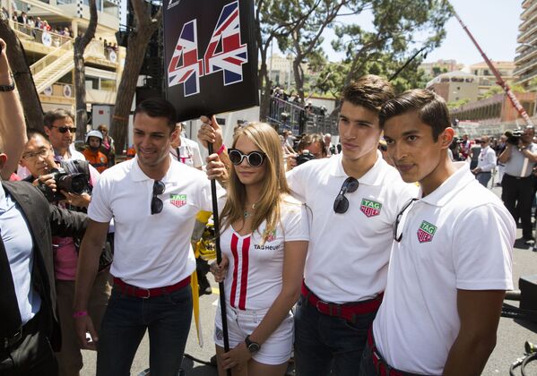 Người mẫu Cara Delevingne tạo dáng với Grid boys trên đường đua giải Grand Prix Monaco. Đây là lần thử nghiệm duy nhất khi những chàng trai thay thế công việc của các cô gái hoạt náo viên Grid girls. - Sputnik Việt Nam