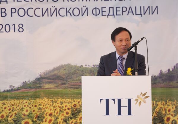 Đại sứ Việt Nam tại Liên bang Nga Ngô Đức Mạnh tại lễ khai trương tổ hợp chăn nuôi bò sữa do TH True Milk xây dựng ở quận Volokolamsky, Moskva. Đại sứ Việt Nam tại Liên bang Nga Ngô Đức Mạnh tại lễ khai trương tổ hợp chăn nuôi bò sữa do TH True Milk xây dựng ở quận Volokolamsky, Moskva. - Sputnik Việt Nam