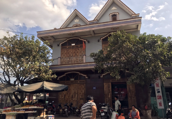 Ngôi nhà hai tầng của gia đình ông Quang tại cổng chợ Ea Súp Ngôi nhà hai tầng của gia đình ông Quang tại cổng chợ Ea Súp - Sputnik Việt Nam