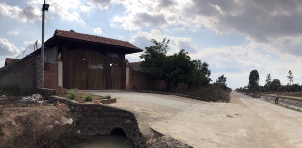 Đường bêtông trên kênh chính Tây đến hết cổng biệt phụ cựu chủ tịch UBND huyện Ea Súp thì hết vốn - Sputnik Việt Nam