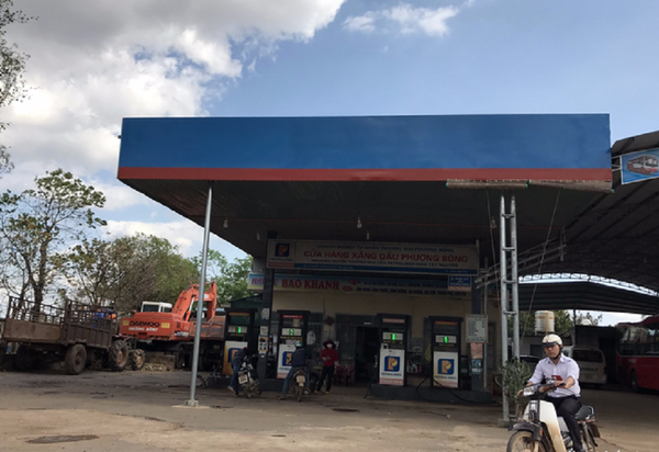 Cây xăng Phương Bông, gần biệt phủ gỗ khủng thuộc sở hữu gia đình ông Quang Cây xăng Phương Bông, gần biệt phủ gỗ khủng thuộc sở hữu gia đình ông Quang - Sputnik Việt Nam