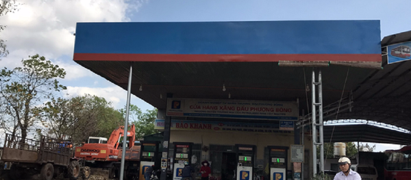 Cây xăng Phương Bông, gần biệt phủ gỗ khủng thuộc sở hữu gia đình ông Quang - Sputnik Việt Nam