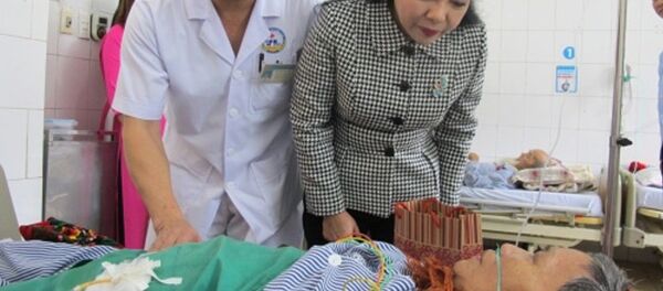 Bộ trưởng Y tế Nguyễn Thị Kim Tiến thăm bệnh nhân điều trị tại Trung tâm Y tế huyện Yên Lạc, Vĩnh Phúc. Trung tâm này được hợp nhất từ một bệnh viện, hai trung tâm y tế dự phòng và an toàn vệ sinh thực phẩm - Sputnik Việt Nam