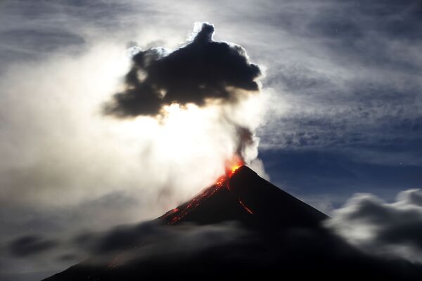 Mặt trăng trong đám tro núi lửa Mayon ở Philippines - Sputnik Việt Nam