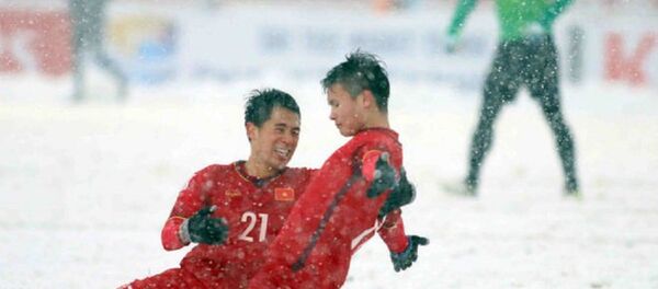 Pha đá phạt như vẽ cầu vòng trong tuyết ở trận chung kết gặp U23 Uzbekistan của Quang Hải (U23 Việt Nam) đã giành giải Bàn thắng đẹp nhất VCK U23 châu Á. Pha đá phạt như vẽ cầu vòng trong tuyết ở trận chung kết gặp U23 Uzbekistan của Quang Hải (U23 Việt Nam) đã giành giải Bàn thắng đẹp nhất VCK U23 châu Á. - Sputnik Việt Nam