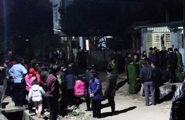 Rất đông người dân cũng tập trung tại đây để xem công an thực nghiệm lại hiện trường vụ án. - Sputnik Việt Nam