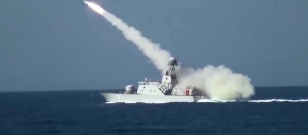 Tàu 381 lớp BPS-500 bắn tên lửa chống hạm Uran-E trong tư thế vận động trên biển. - Sputnik Việt Nam