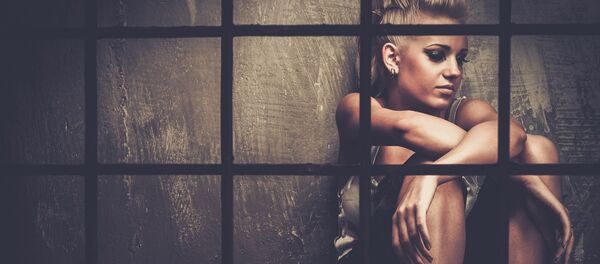 Красивая девушка за решеткой - Sputnik Việt Nam