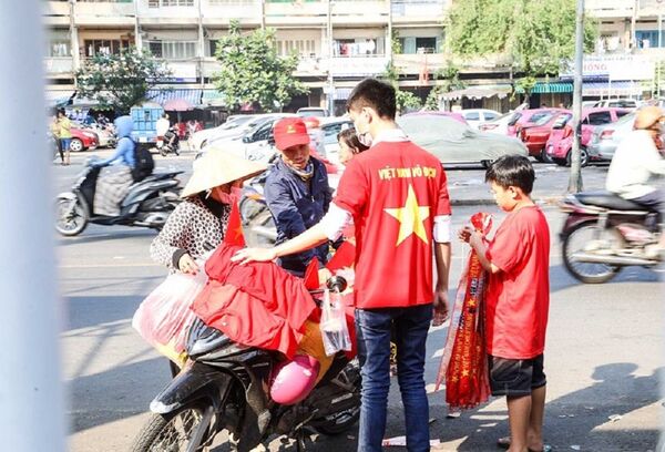 Người dân bán cờ, áo... trước sân. - Sputnik Việt Nam