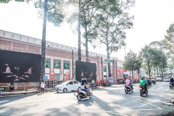 Phía ngoài sân Thống Nhất sáng nay (4-2). - Sputnik Việt Nam