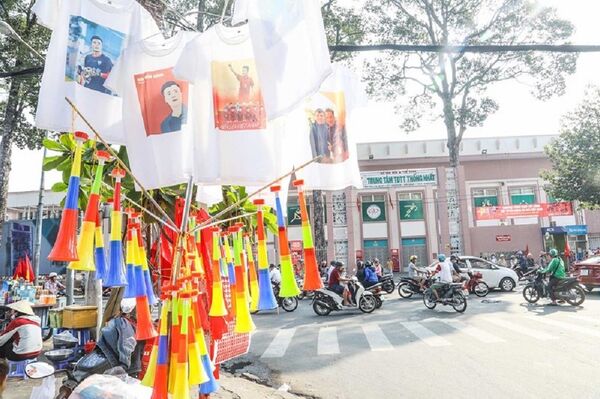 Người dân bán cờ, áo... trước sân. - Sputnik Việt Nam