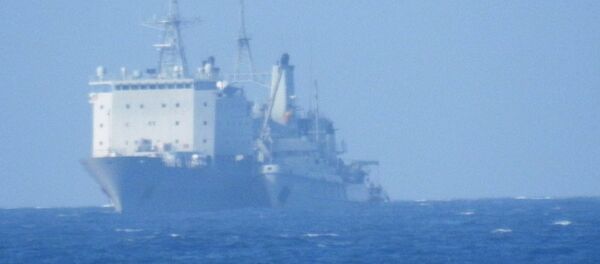 2 tàu vận tải quân sự Trung Quốc neo ngoài bãi đá Gạc Ma, thực hiện tác nghiệp cấp hàng hóa cho lực lượng đồn trú đóng trên 2 tàu vận tải quân sự Trung Quốc neo ngoài bãi đá Gạc Ma, thực hiện tác nghiệp cấp hàng hóa cho lực lượng đồn trú đóng trên - Sputnik Việt Nam