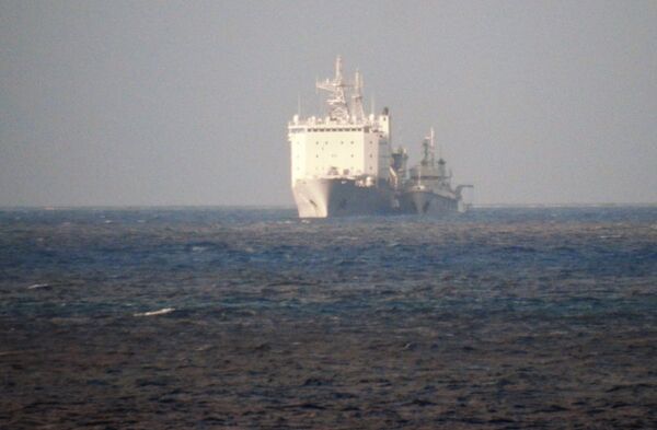 Cần cẩu trên tàu 961 thả hàng xuống tàu Nam Đà - 175 trong lúc sóng to gió lớn - Sputnik Việt Nam