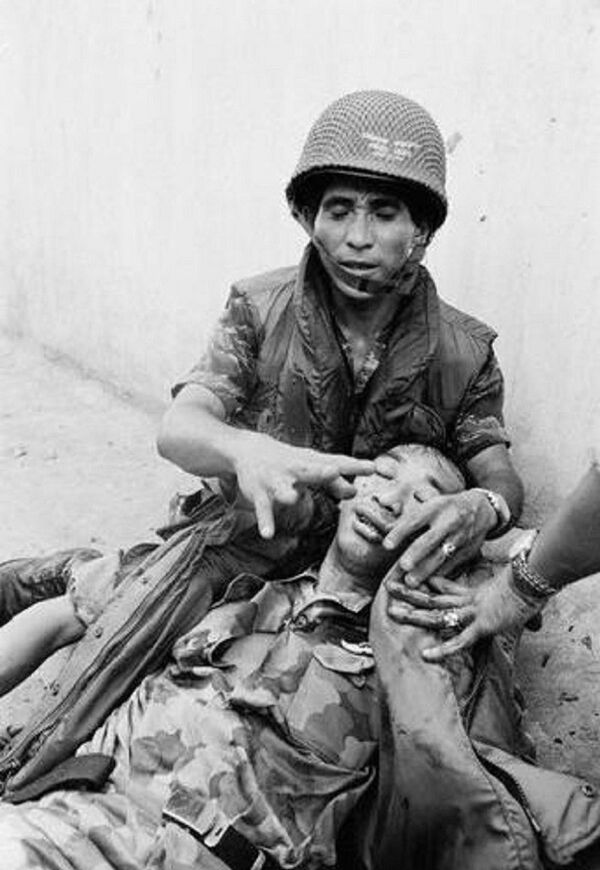 Nguyễn Ngọc Loan bị bắn nát chân vào ngày 5/5/1968 đang chờ xe cứu thương đến. - Sputnik Việt Nam