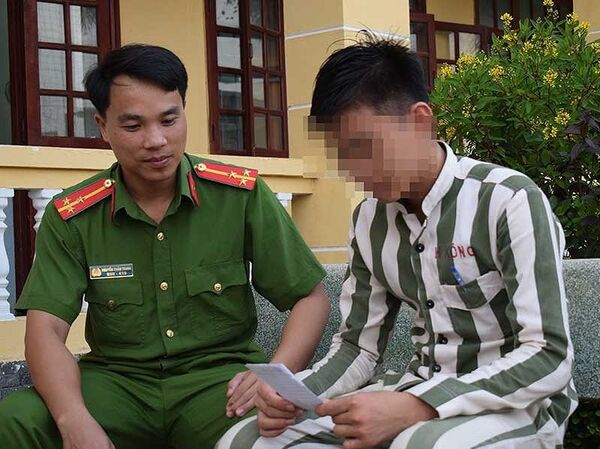 Thượng úy Nguyễn Xuân Trung, cán bộ trại giam Long Hòa, trò chuyện với phạm nhân vị thành niên Thượng úy Nguyễn Xuân Trung, cán bộ trại giam Long Hòa, trò chuyện với phạm nhân vị thành niên - Sputnik Việt Nam