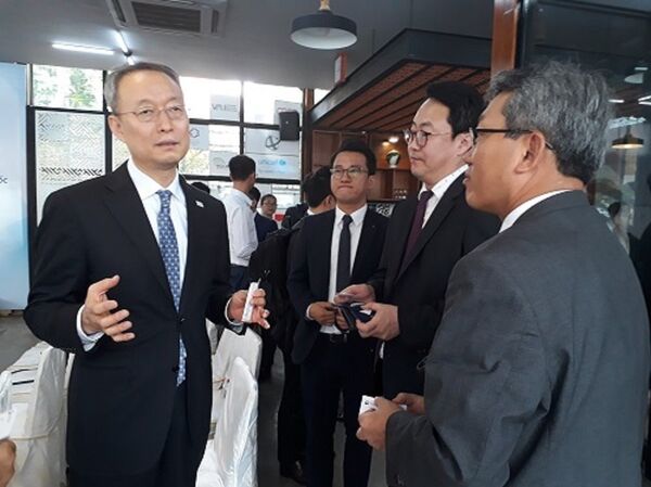 Ông Paik Ung Yu (trái) giao lưu với các doanh nhân Hàn Quốc trong chuyến thăm SIHUB. - Sputnik Việt Nam